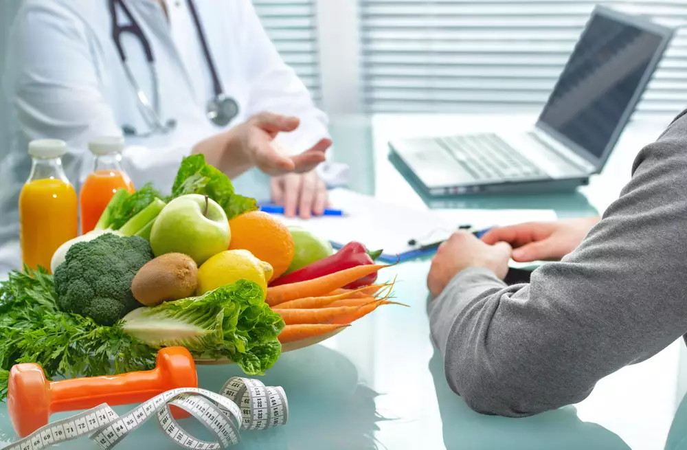 Image of a patient discussing best diet for CKD stage 3 with doctor